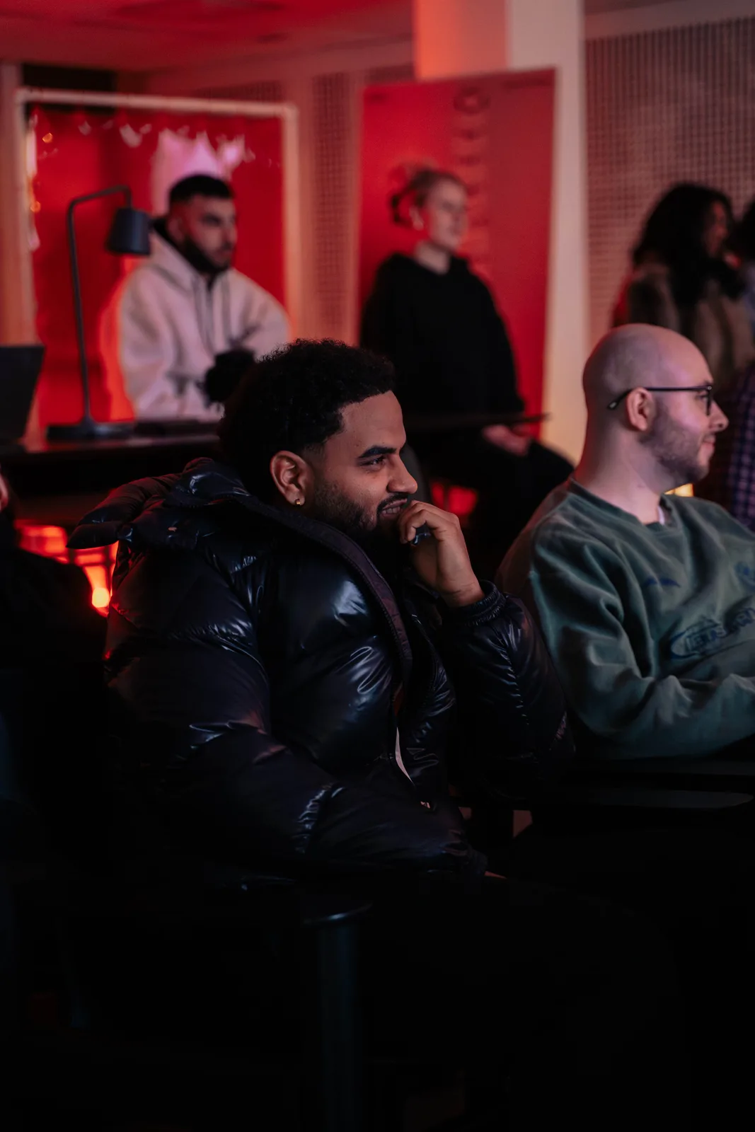 Medlemmar deltar i en kvällsträff och panelsamtal på Changers Hub