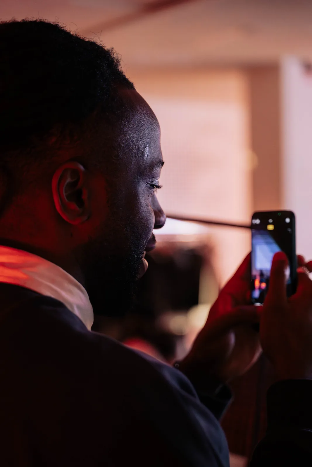 Besökare dokumenterar ett Changers Hub-event med mobilkameran