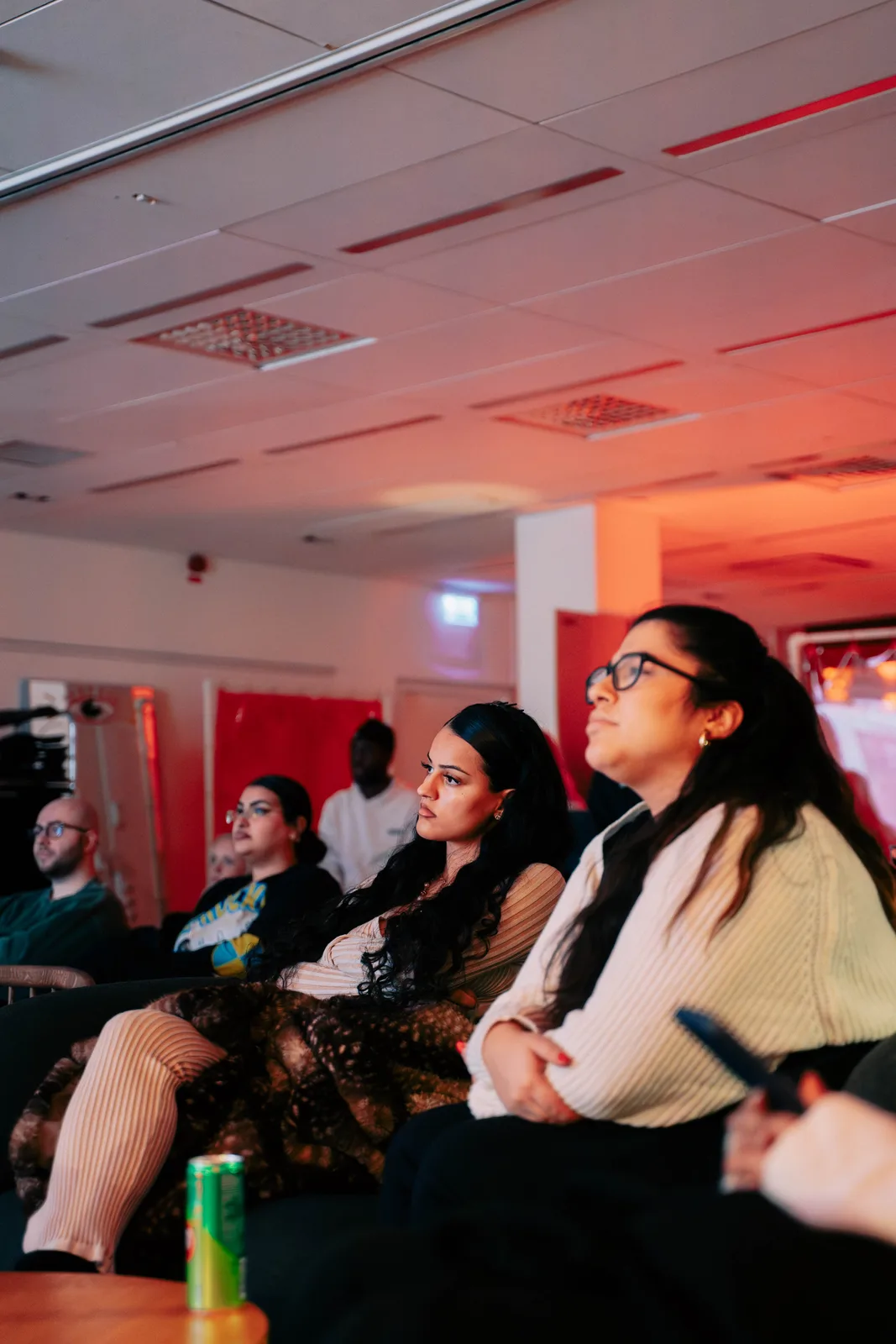 Publik följer en presentation under ett Changers Hub-screeningevent