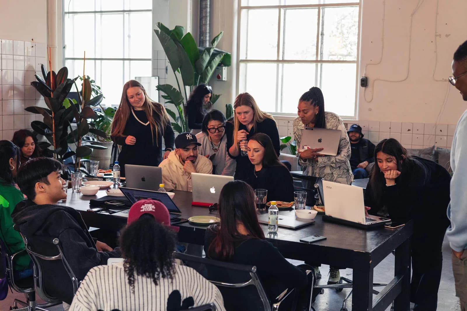 Unga kreatörer samarbetar på laptops under en workshop på Changers Hub
