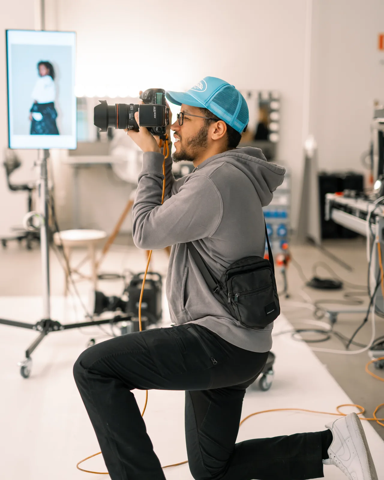 Studentfotograf på set under H&M x Changers Hub Creative Course