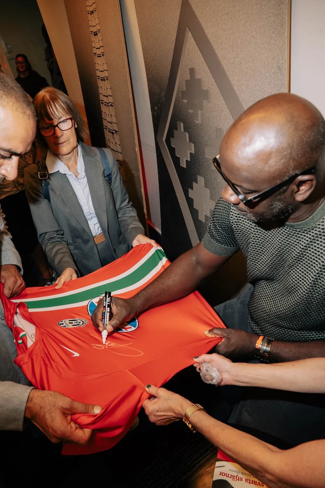 Signering av Changers Hub-lagtröja vid firande av partnerskap