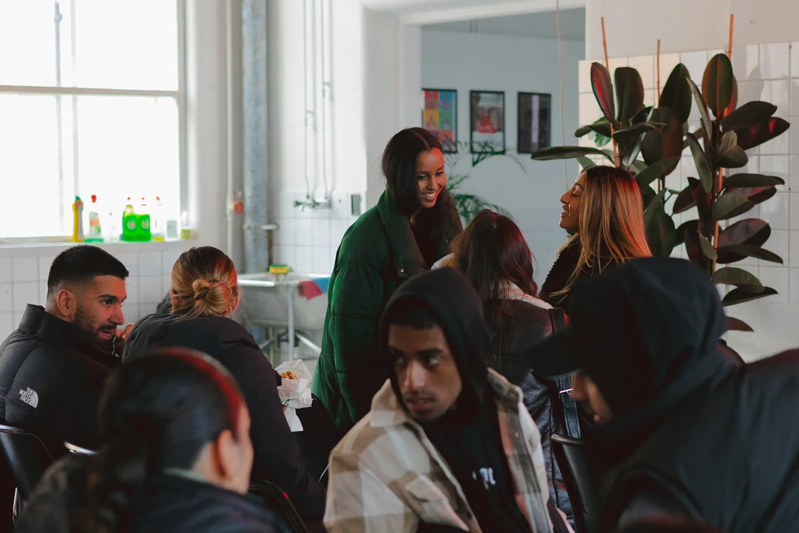 Unga kvinnor i samtal under en community-träff på Changers Hub Alby