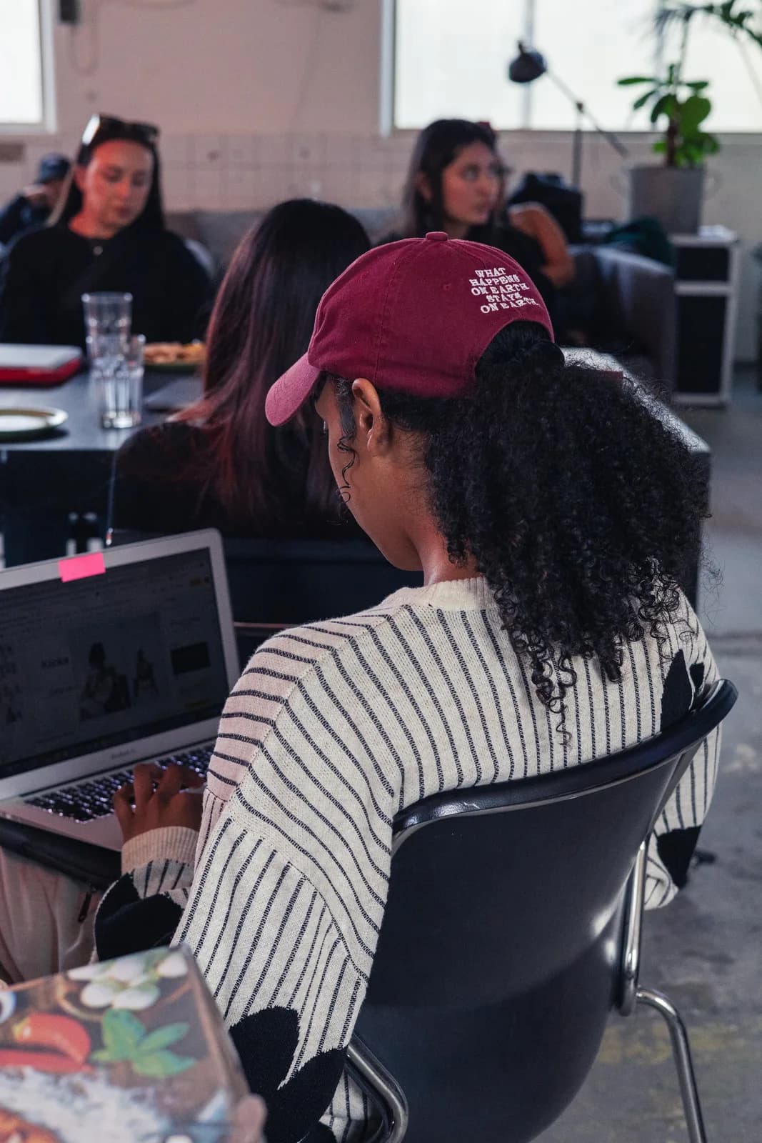 Ung kvinna fokuserad på laptop under en coworking-session på Changers Hub