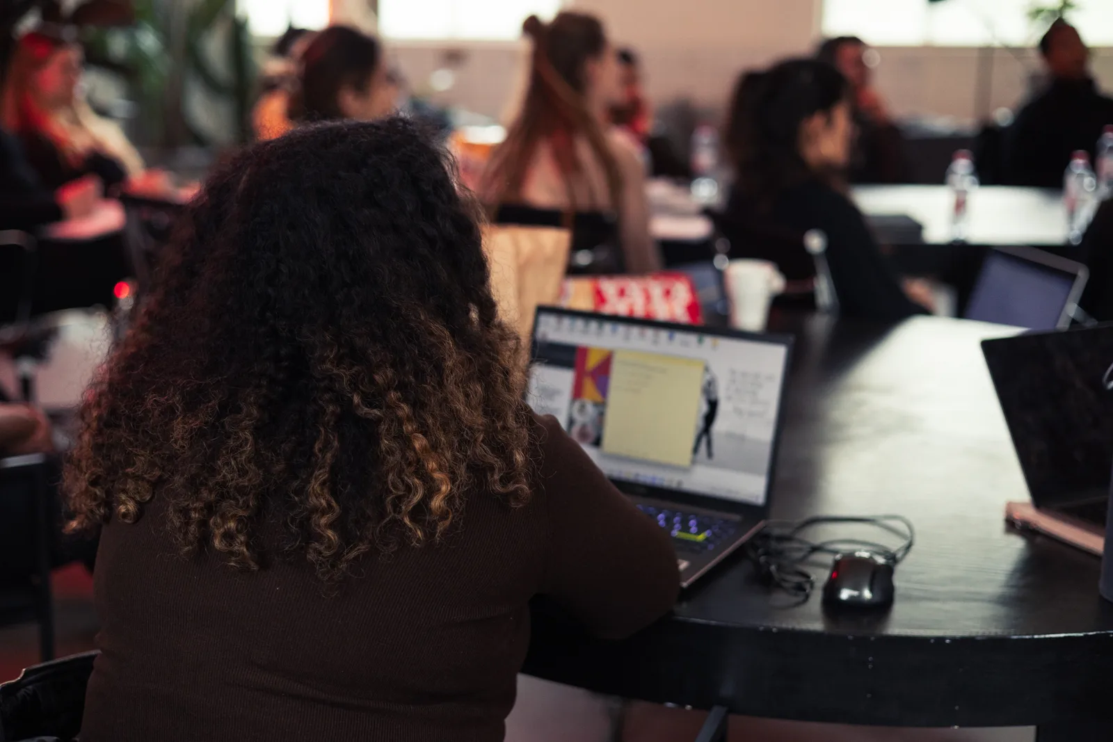 Deltagare arbetar på laptop under en kreativ workshop på Changers Hub