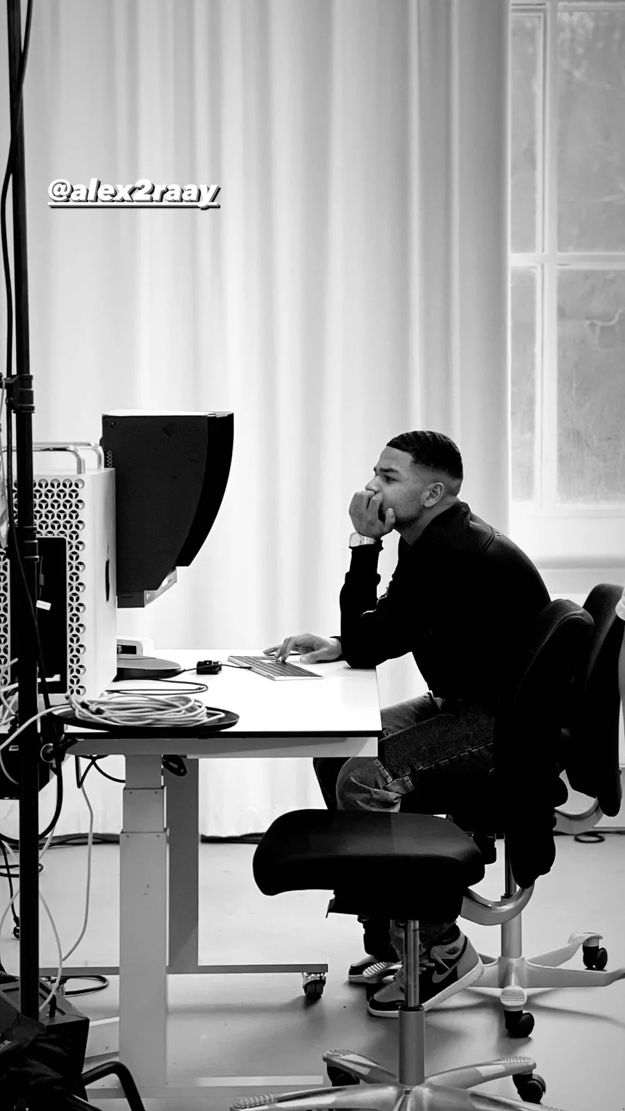 Deltagare redigerar vid arbetsstation under H&M x Changers Hub Creative Course