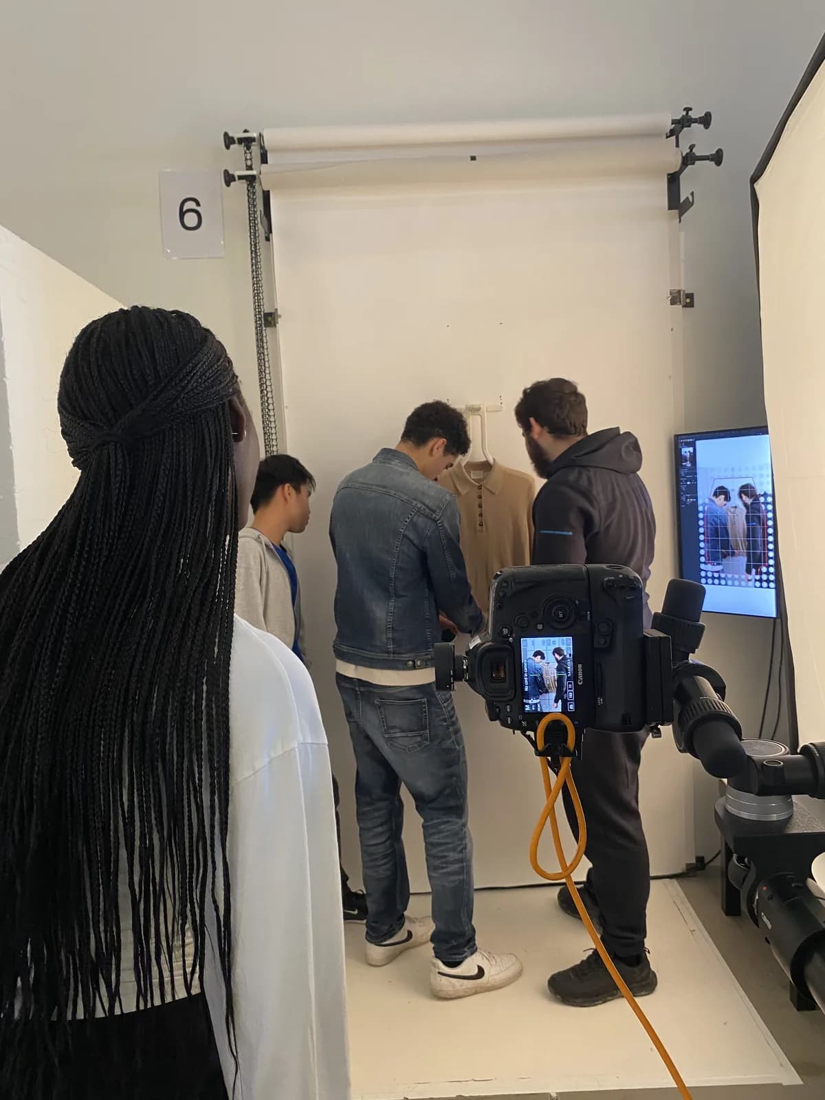 Studenter på YH Business & Sustainable Fashion fotar ett modekollektionsskott