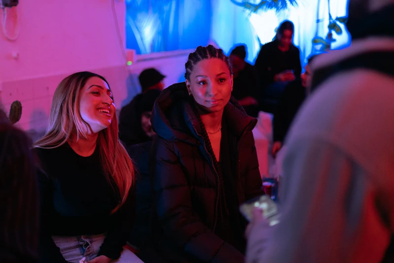 Changers Hub-medlemmar skrattar tillsammans på en kvällshängning