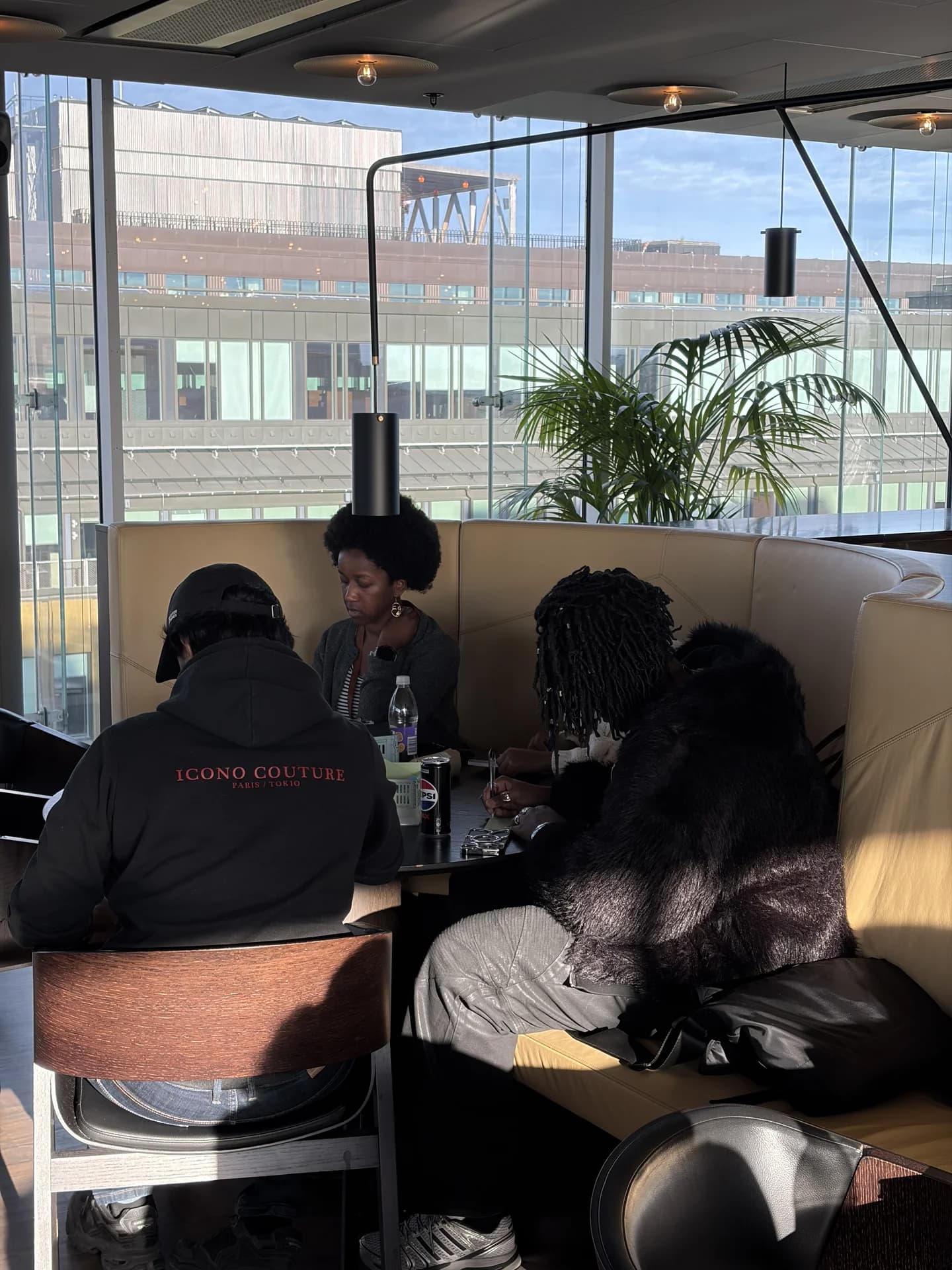 Deltagare i Game Plan-programmet samlade kring bord i ljust rum