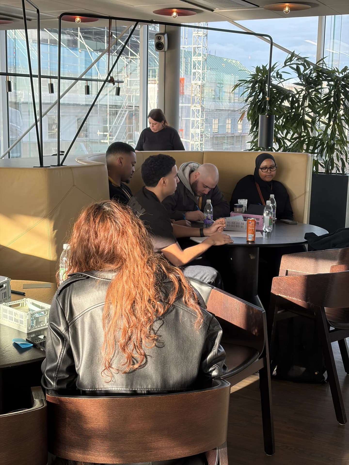 Game Plan-deltagare arbetar tillsammans vid ett bord